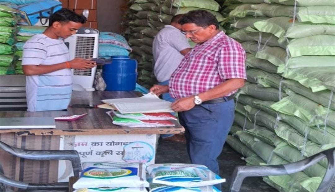 उर्वरक प्रतिष्ठानों का निरीक्षण करते समय ओवर रेटिंग करते दुकानदार का लाइसेंस निलंबित