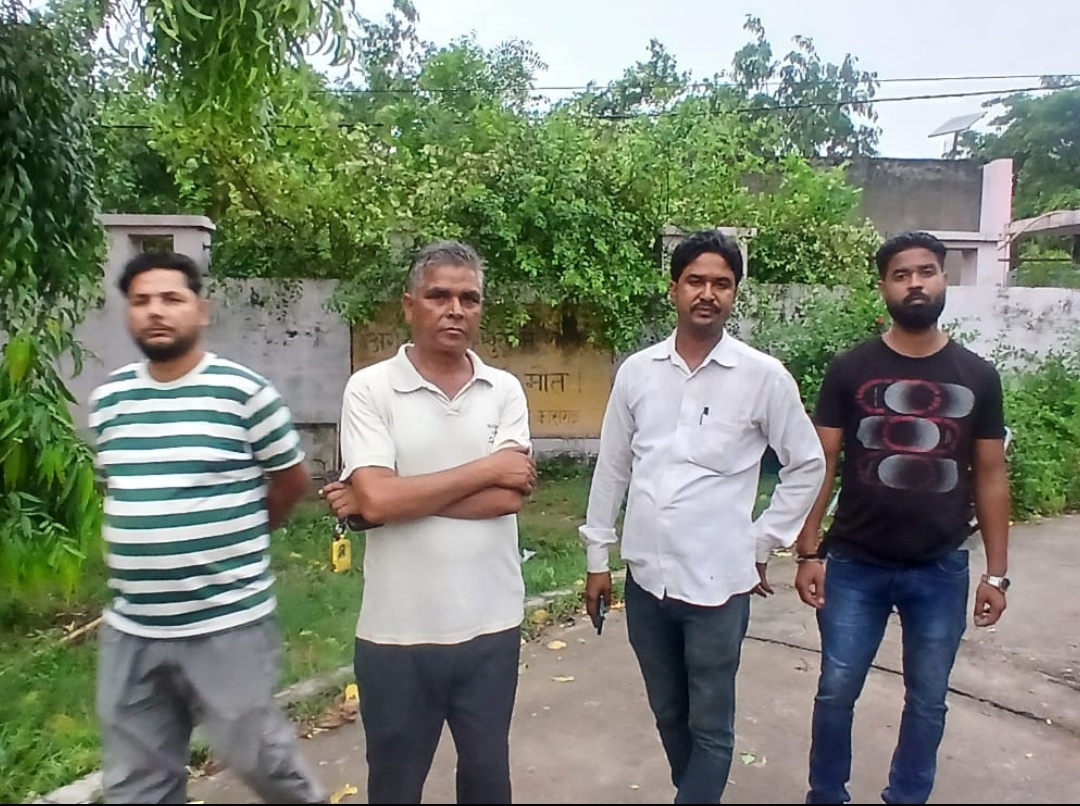 पोस्टमार्टम गृह पर परिजन